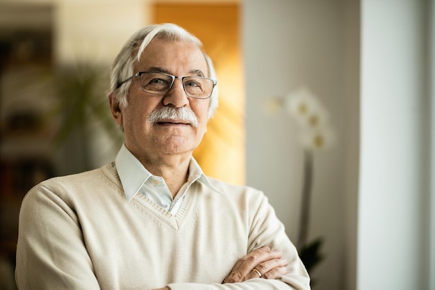 portrait, de, sourire, homme mûr, à, bras croisés