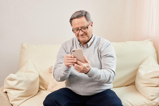 portrait, de, sourire, homme mûr, utilisation, téléphone portable