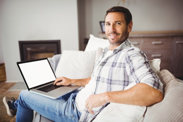 Portrait, sourire, homme, portable utilisation, maison