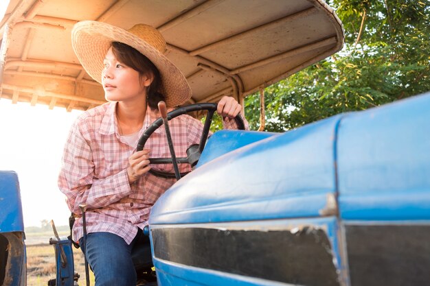 Portrait, de, Sourire, jeune, femme asie, sur, tracteur, dans, rizière