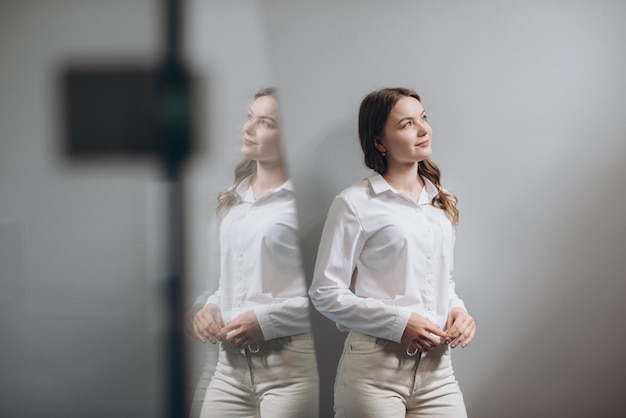 portrait, de, sourire, jeune femme, dans, escalier