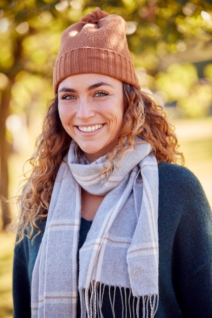 portrait, de, sourire, jeune femme, porter, chapeau, et, écharpe, dans, automne, parc