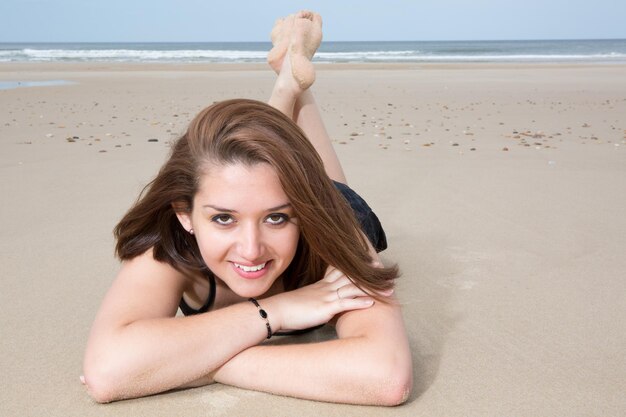 portrait, de, sourire, jeune femme, pose, sur, plage