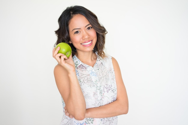 Portrait, de, Sourire, jeune femme, tenue, pomme