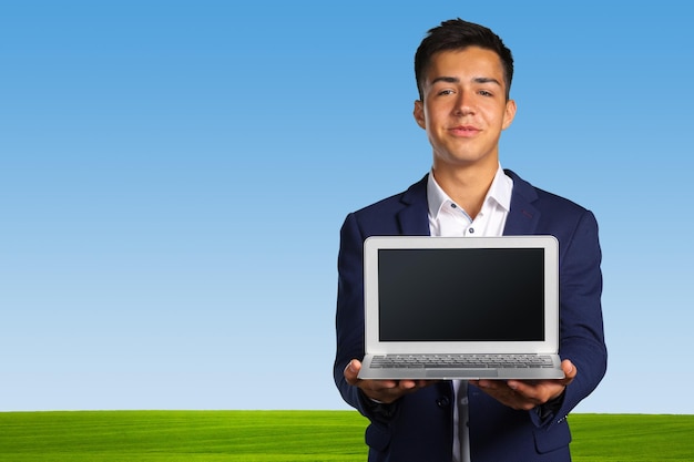 Portrait, de, sourire, jeune homme, à, ordinateur portable