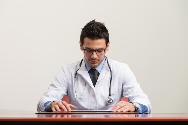 portrait, de, sourire, jeune, mâle, docteur