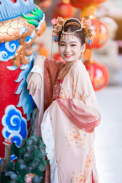 Portrait sourire Jolie petite fille asiatique portant des costumes chinois décoration pour le festival du nouvel an chinois célébrer la culture de la chine au sanctuaire chinois Lieux publics en Thaïlande