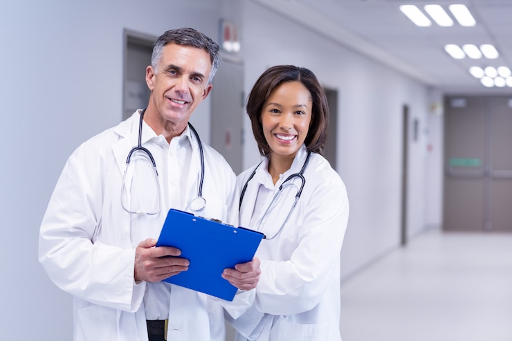 Photo portrait, de, sourire, médecins, debout, dans, couloir