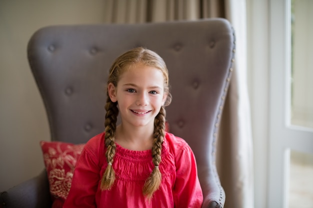 Portrait, de, sourire, mignon, girl, séance chaise