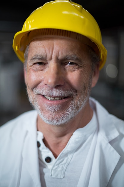 Portrait, de, sourire, ouvrier usine