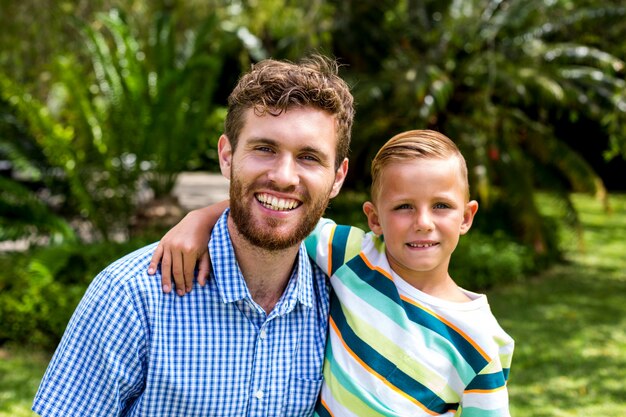 Portrait, de, sourire, père fils, dans, yard