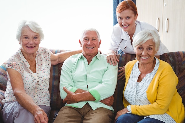 Portrait, de, sourire, personne retraitée, regarder appareil-photo