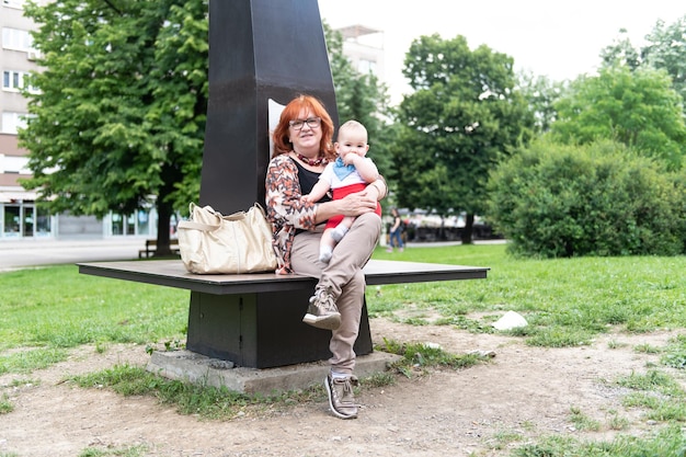 Portrait de sourire petit garçon posant avec grand-mère