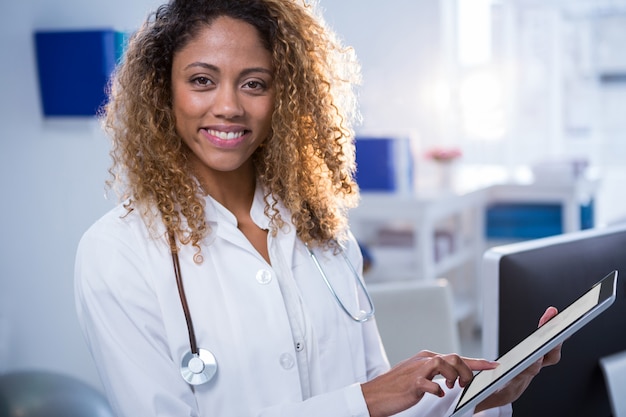 Portrait, de, sourire, physiothérapeute, utilisation, tablette numérique