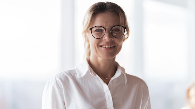 portrait, de, sourire, séduisant, femme affaires, porter lunettes