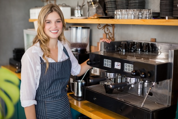 Portrait, de, sourire, serveuse, confection, tasse café