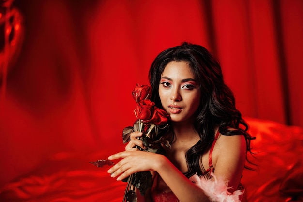 Portrait De Sourire Sexy Fille Asiatique Glam Maquillage En Lingerie Avec Des Roses Rouges Et Coupe Coupe Champagne