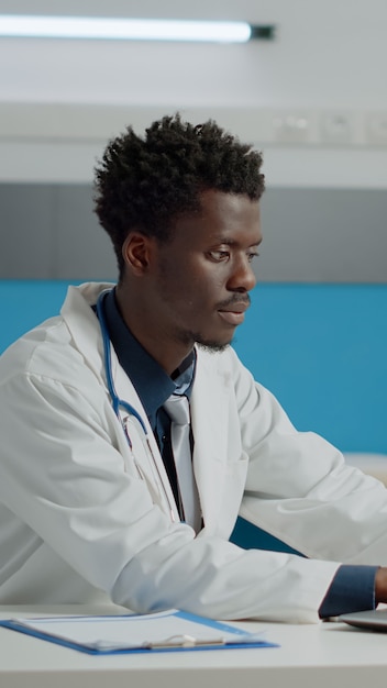 Portrait de spécialiste de la santé en regardant la caméra