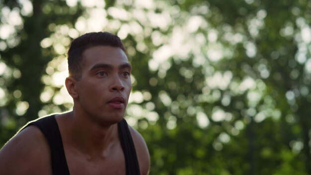 Portrait d'un sportif professionnel s'entraînant au basket-ball de rue en plein air