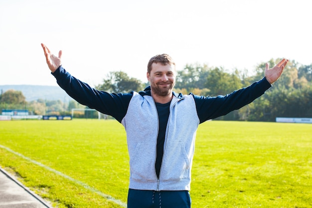 Photo portrait de sportif sur le stade en plein air