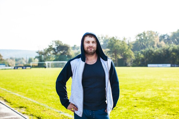 Portrait de sportif sur le stade en plein air