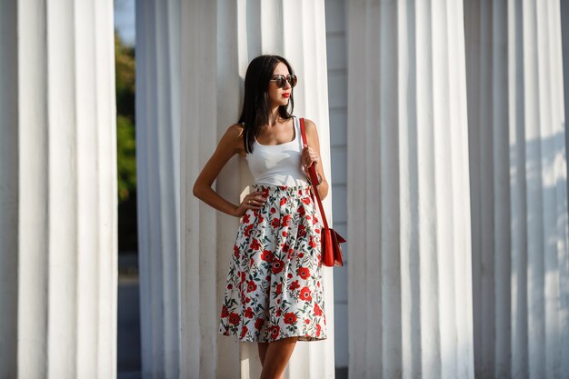 Portrait de stile de rue de mode en plein air de jolie femme dans la ville du matin.