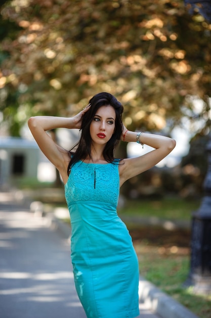 Portrait de stile de rue de mode en plein air de jolie femme dans la ville du matin.