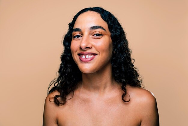 Portrait en studio de beauté d'une belle femme hispanique avec diastème