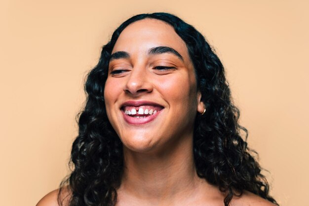 Portrait en studio de beauté d'une belle femme hispanique avec diastème