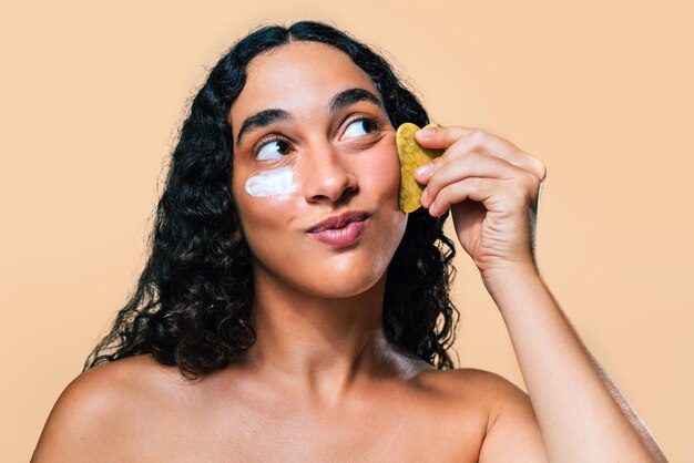 Photo portrait en studio de beauté d'une belle femme hispanique avec diastème