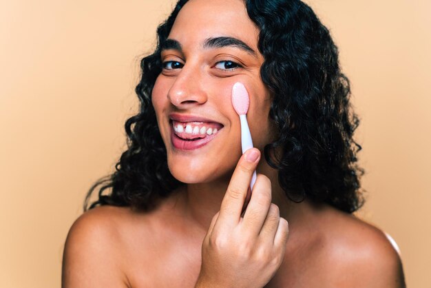 Portrait en studio de beauté d'une belle femme hispanique avec diastème