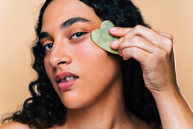 Portrait en studio de beauté d'une belle femme hispanique avec diastème