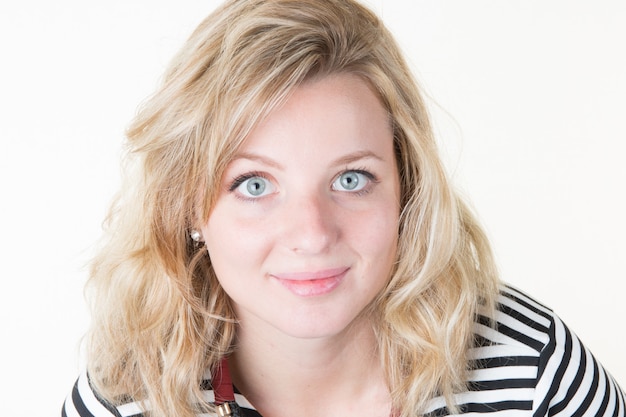 Photo portrait en studio d'une belle blonde jeune yeux bleus femme closeup shot