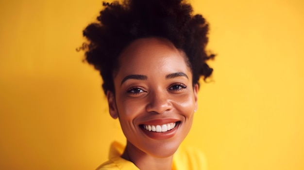 Portrait en studio d'une belle femme afro-américaine sur fond jaune avec espace de copie