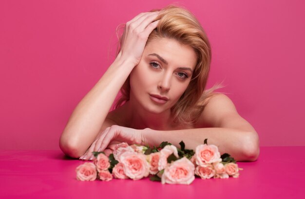 Photo portrait en studio d'une belle femme élégante mannequin de haute couture