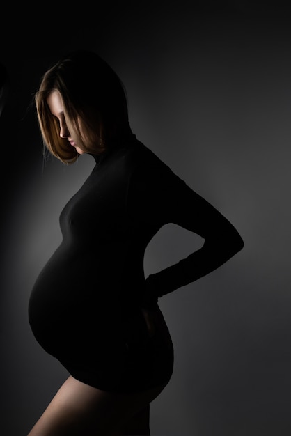 Portrait de studio de belle femme enceinte blonde