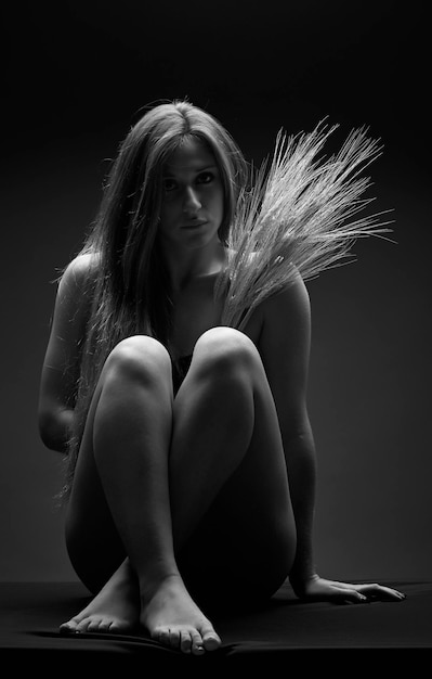 Portrait en studio d'une belle fille avec des gerbes de blé