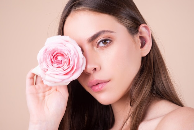 Portrait en studio d'une belle jeune femme avec des roses portrait en gros plan d'une belle jeune fille avec