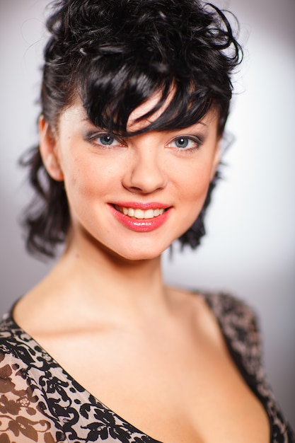 Portrait en studio d'une belle jeune fille aux cheveux noirs