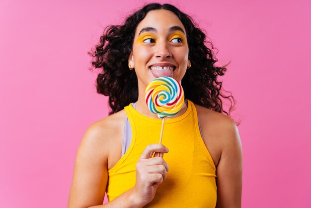 Portrait en studio créatif d'une belle femme hispanique avec diastème