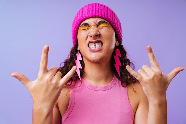 Portrait en studio créatif d'une belle femme hispanique avec diastème