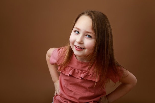 Photo portrait en studio de drôle de fille d'âge préscolaire souriant