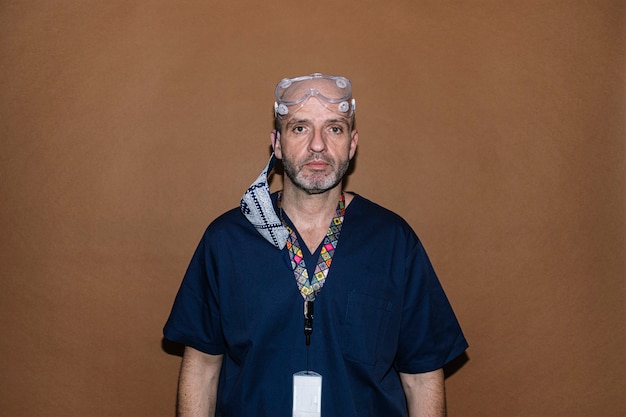 Portrait en studio du médecin de sexe masculin.