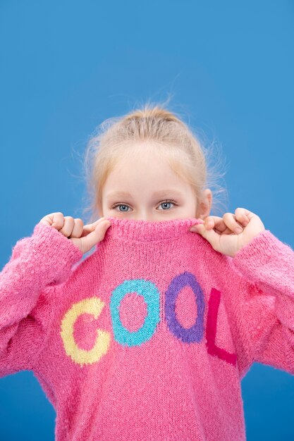 Portrait de studio enfant isolé