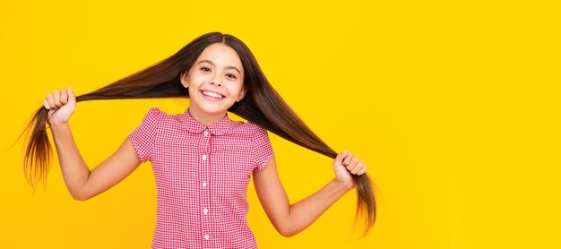 Portrait en studio d'enfants sur fond jaune Concept de mode de vie d'enfance Visage d'enfant affiche horizontale adolescent fille portrait isolé bannière avec espace de copie