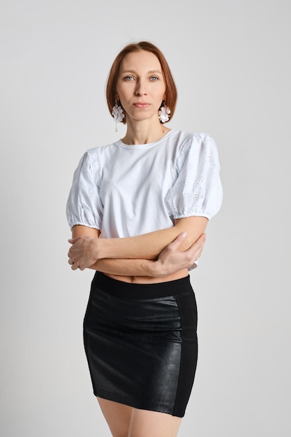 Portrait en studio de femme adulte avec les bras croisés