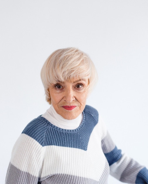 Portrait en studio d'une femme âgée Modèle âgé aux cheveux gris courts Photographie de mode en studio Portrait confiant d'une femme âgée