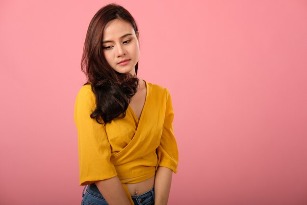 Portrait en studio de femme asiatique en vêtements décontractés se sentir triste malheureux déprimé