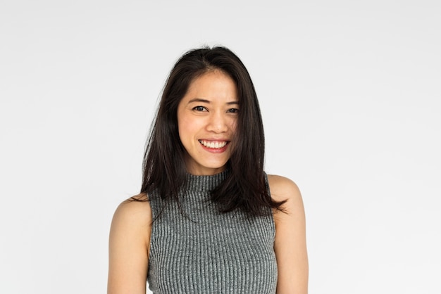 Portrait en studio d&#39;une femme asiatique