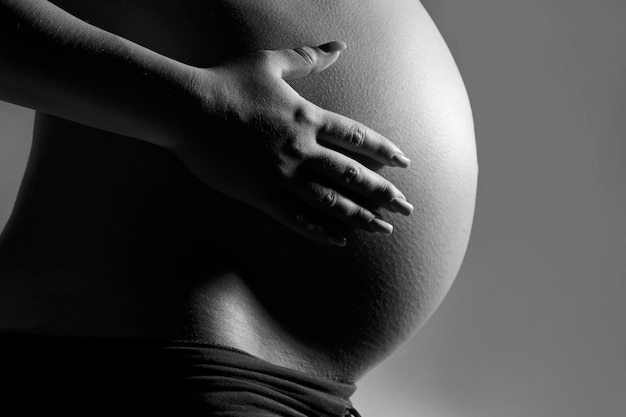 Portrait en studio d'une femme enceinte